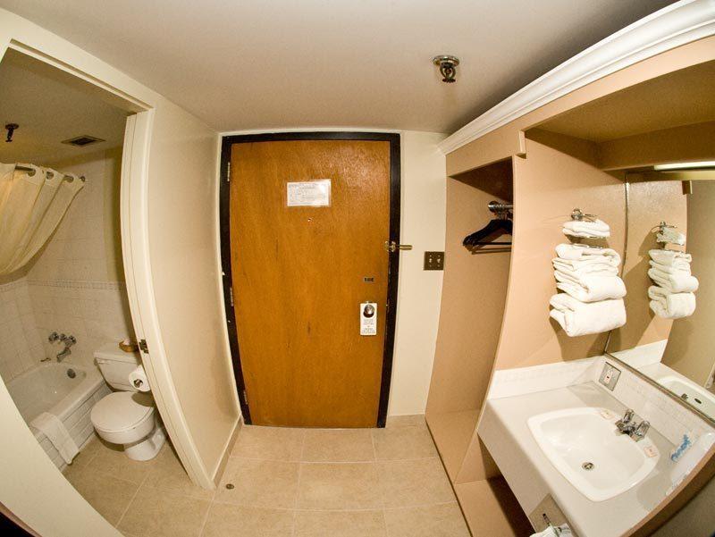 Ptarmigan Inn Hay River Bagian luar foto